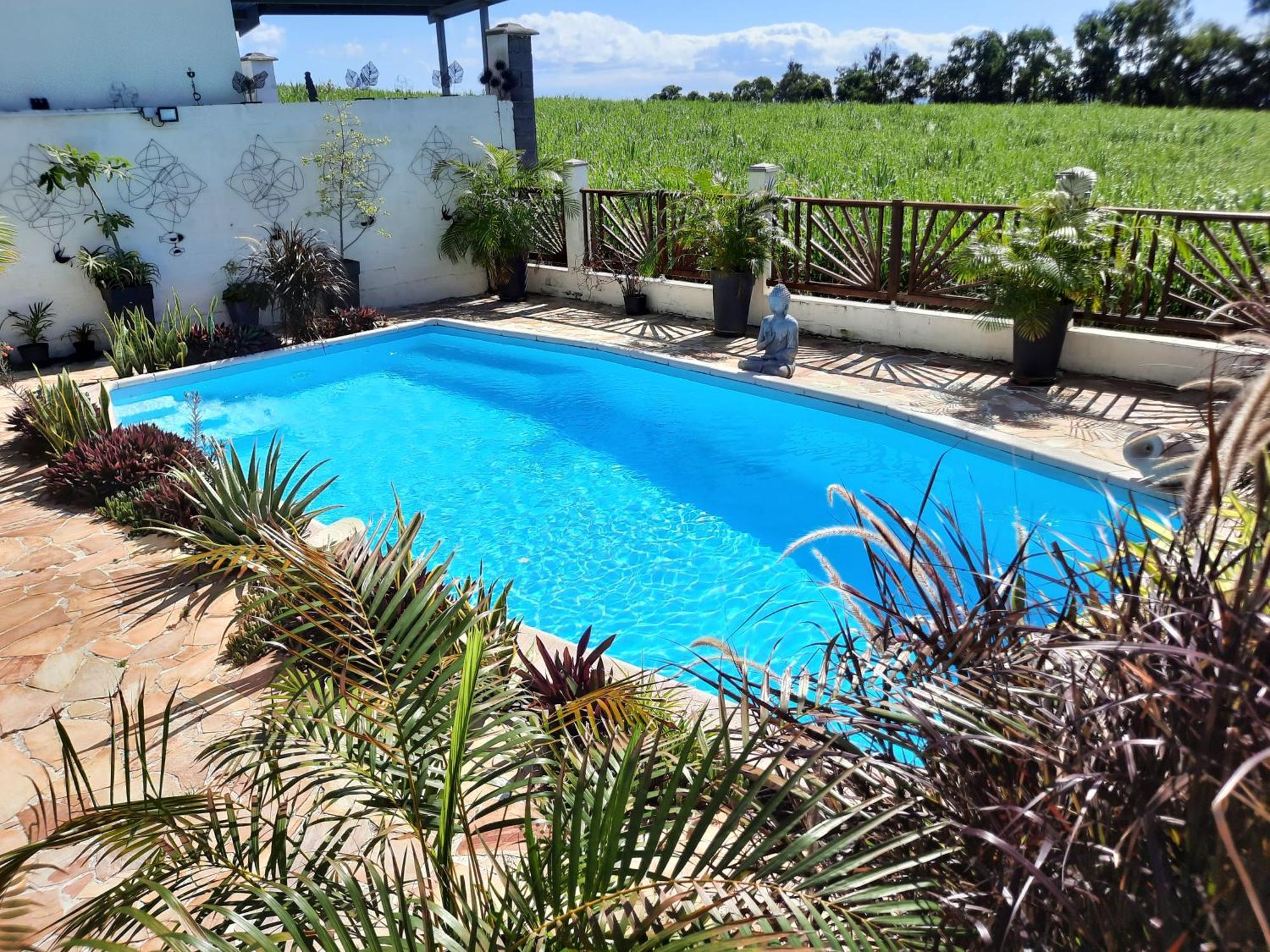 Joli Appartement, Piscine, Jacuzzi Sainte-Suzanne Exterior photo